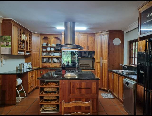 6 BEDROOM HOUSE FOR SALE IN MEER EN SEE